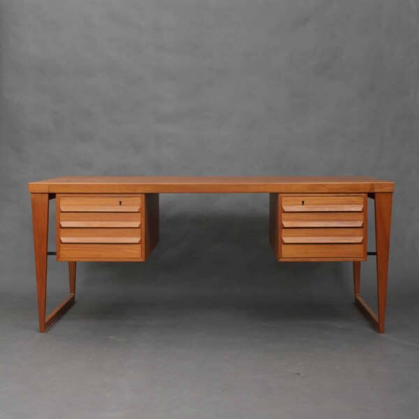 Manažerský stůl z teakového dřeva od Kaie Kristiansena