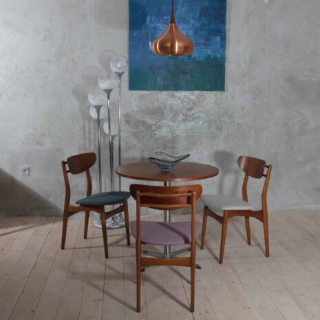 Arne Jacobsen style round table