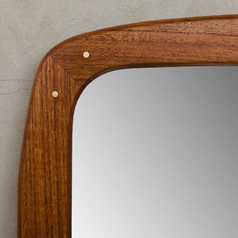 Miroir danois ovale en teck avec patères en laiton-3 Danish oval teak mirror with brass pegs
