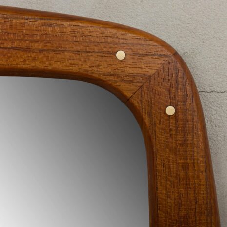 Miroir danois ovale en teck avec patères en laiton-4 Danish oval teak mirror with brass pegs