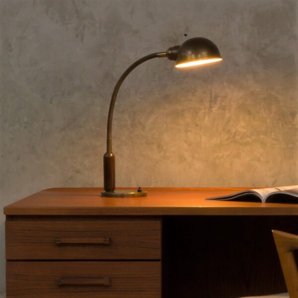 Włoska lampa biurkowa z połowy wieku, wykonana z litego mosiądzu