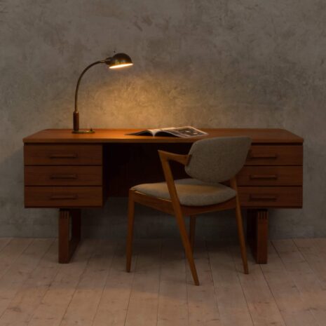 Italian solid brass mid-century desk lamp -1 Włoska lampa biurkowa z połowy wieku, wykonana z litego mosiądzu