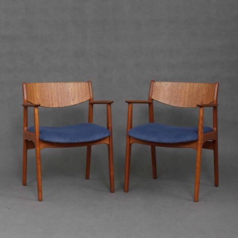 Deux fauteuils en teck avec velours bleu-1 Two teak armchairs in blue corduroy