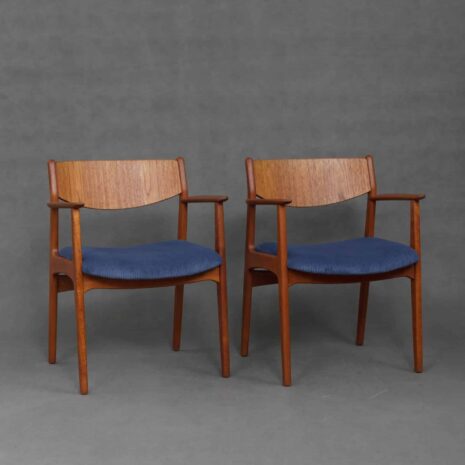 Deux fauteuils en teck avec velours bleu-2 Two teak armchairs in blue corduroy