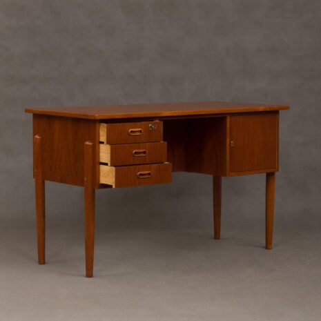 petit-bureau-danois-sur-place-avec-bureau-courbe-1950s_0 (3) small danish free standing desk with curved desktop s