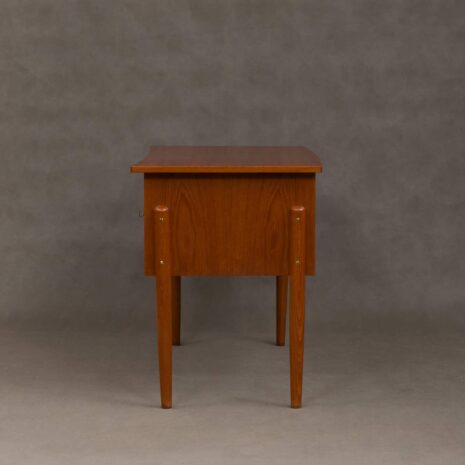 petit-bureau-danois-sur-place-avec-table-de-bureau-courbe-1950s_0 (6) small danish free standing desk with curved desktop s