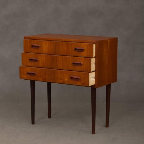 Petite commode danoise avec 3 tiroirs à poignées coulissantes 1936-2 Small danish dresser with pullout handles drawers scaled