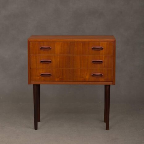 Petite commode danoise avec 3 tiroirs à poignées coulissantes 1936-3 Small danish dresser with pullout handles drawers scaled