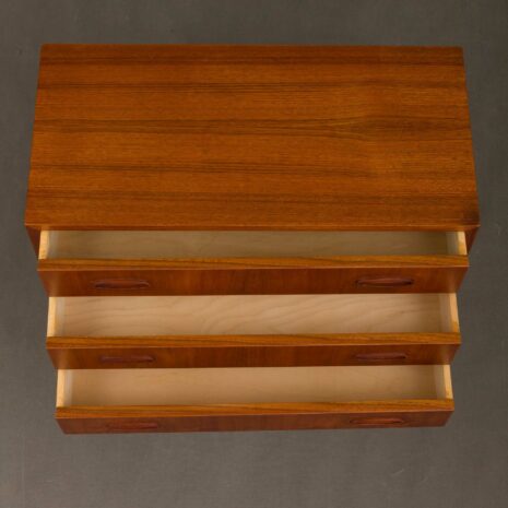 Petite commode danoise avec 3 tiroirs à poignées coulissantes 1936-7 Small danish dresser with pullout handles drawers scaled