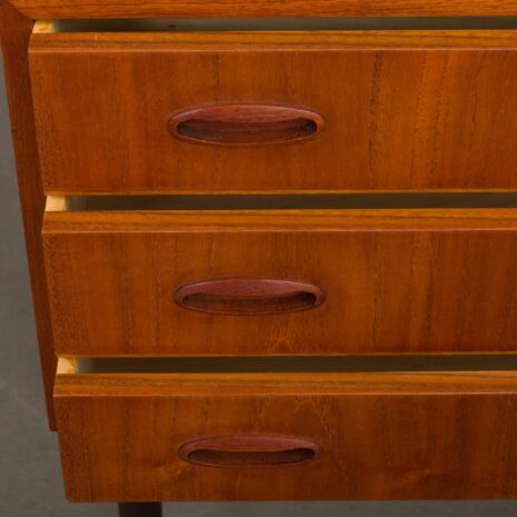 Petite commode danoise avec 3 tiroirs à poignées coulissantes 1936-9 Small danish dresser with pullout handles drawers scaled