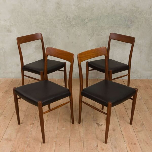 Krzesła model  Niels Moller  scaled