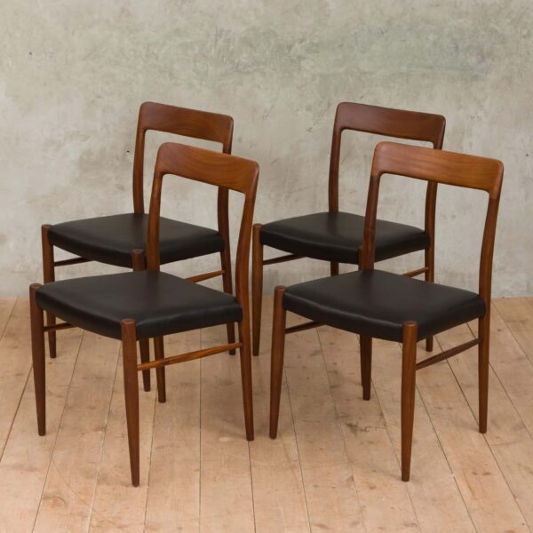 Krzesła model  Niels Moller  scaled