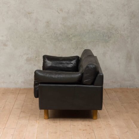 kanapa czarna skóra dębowe nóżki-3 kanapa czarna skóra dębowe nóżki scaled