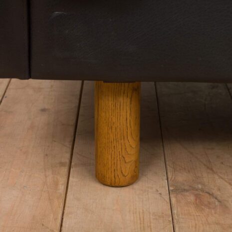 kanapa czarna skóra dębowe nóżki-9 kanapa czarna skóra dębowe nóżki scaled