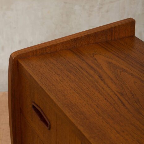 Mała komoda z szufladami z drewna tekowego z uchwytami z litego drewna tekowego 1969-10 Small chest of drawers dresser in teak with solid teak pulls scaled