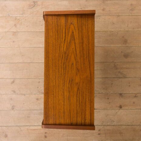 Mała komoda z szufladami z drewna tekowego z uchwytami z litego drewna tekowego 1969-8 Small chest of drawers dresser in teak with solid teak pulls scaled