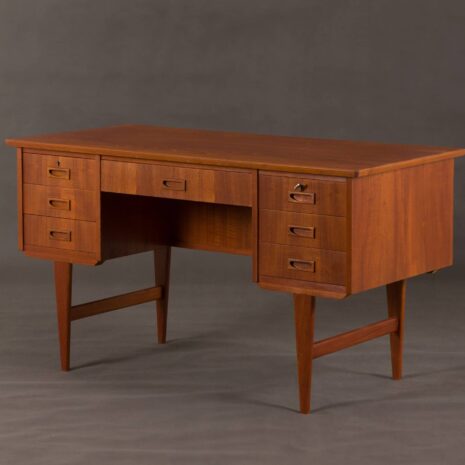 bureau danois sur pied à 8 tiroirs 2032-1 danish free standing desk with drawers scaled
