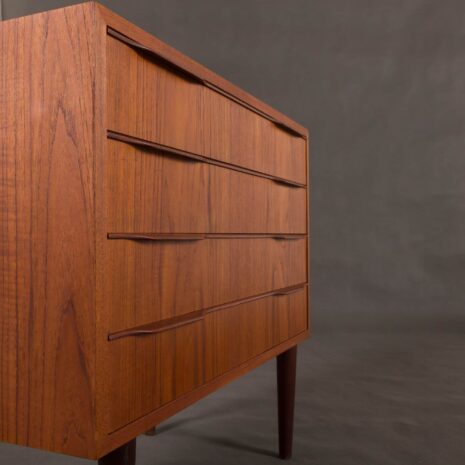 duńska komoda z drewna tekowego z 4 szufladami 2031-10 duńska komoda z drewna tekowego z szufladami