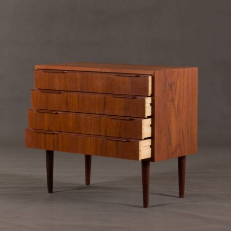 Duńska komoda z drewna tekowego z 4 szufladami 2031-4 duńska komoda z drewna tekowego z szufladami