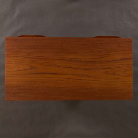 duńska komoda z drewna tekowego z 4 szufladami 2031-8 duńska komoda z drewna tekowego z szufladami