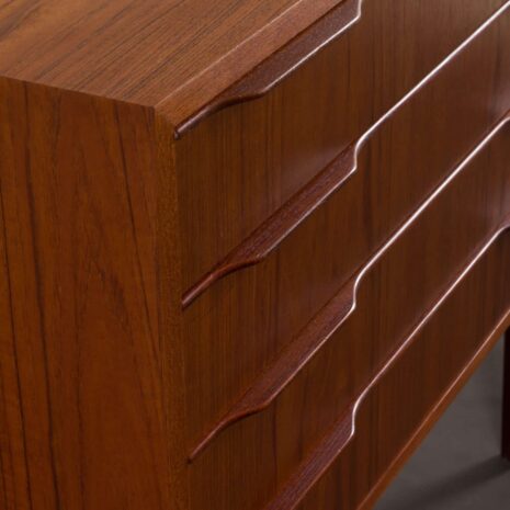 duńska komoda z drewna tekowego z 4 szufladami 2031-9 duńska komoda z drewna tekowego z szufladami