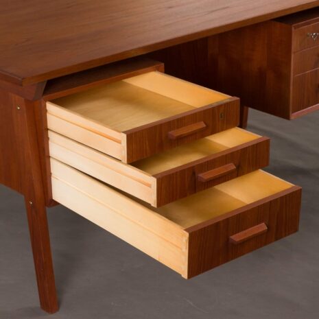 danish teak executive desk 2033-11 Dänischer Teakholz-Schreibtisch für Führungskräfte, maßstabsgetreu