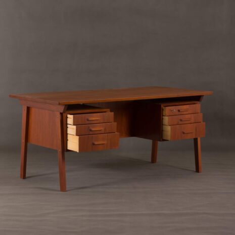 danish teak executive desk 2033-3 Dänischer Teakholz-Schreibtisch für Führungskräfte, maßstabsgetreu