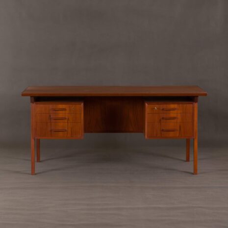 danish teak executive desk 2033-4 Dänischer Teakholz-Schreibtisch für Führungskräfte, maßstabsgetreu