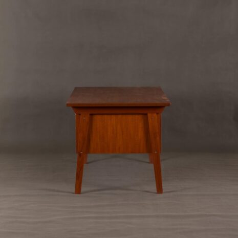 danish teak executive desk 2033-5 Dänischer Teakholz-Schreibtisch für Führungskräfte, maßstabsgetreu