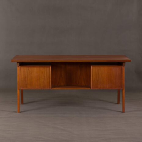 danish teak executive desk 2033-7 Dänischer Teakholz-Schreibtisch für Führungskräfte, maßstabsgetreu