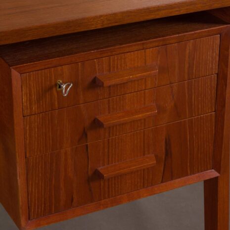 danish teak executive desk 2033-9 Dänischer Teakholz-Schreibtisch für Führungskräfte, maßstabsgetreu