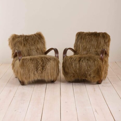 2044 Para foteli Halabala 269 z długowłosej owczej skóry (Chewbacca)-1 Pair of Halabala lounge chairs in long hair sheepskin Chewbacca scaled