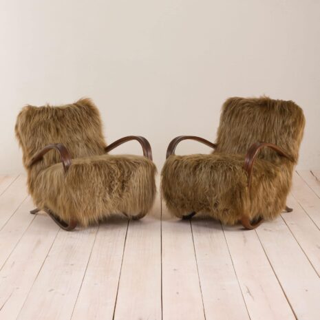 2044 Para foteli Halabala 269 z długowłosej skóry owczej (Chewbacca)-2 Pair of Halabala lounge chairs in long hair sheepskin Chewbacca scaled