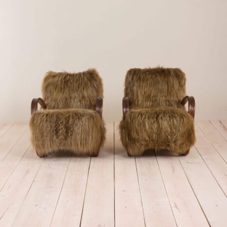 2044 Para foteli Halabala 269 z długowłosej owczej skóry (Chewbacca)-3 Pair of Halabala lounge chairs in long hair sheepskin Chewbacca scaled