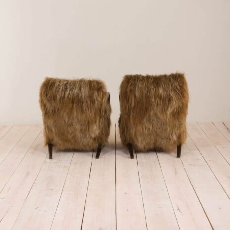 2044 Para foteli Halabala 269 z długowłosej owczej skóry (Chewbacca)-5 Pair of Halabala lounge chairs in long hair sheepskin Chewbacca scaled
