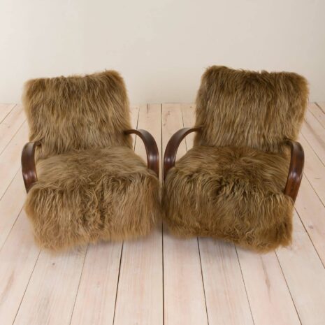 2044 Para foteli Halabala 269 z długowłosej skóry owczej (Chewbacca) - 9 Pair of Halabala lounge chairs in long hair sheepskin Chewbacca scaled
