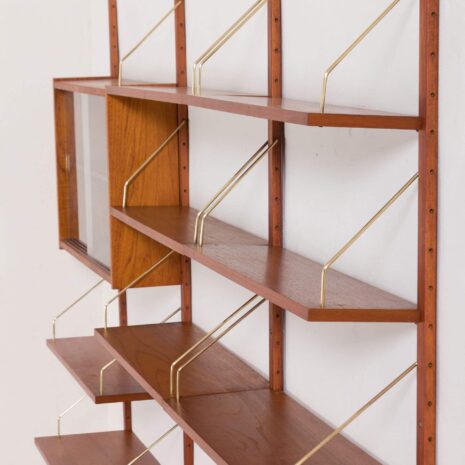 2049 Preben Sorensen Szafka wisząca z drewna tekowego z biurkiem i dwiema szafkami-14 Preben Sorensen Regał z drewna tekowego z biurkiem i dwiema szafkami w skali