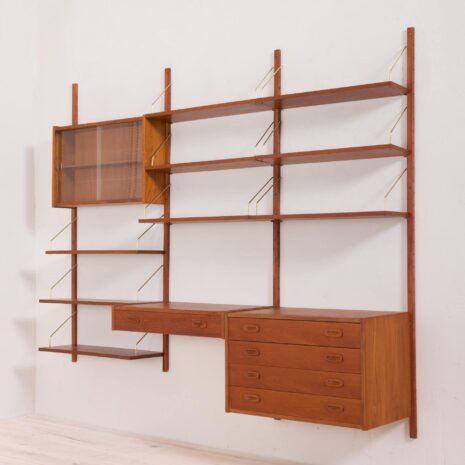 2049 Preben Sorensen Szafka wisząca z drewna tekowego z biurkiem i dwiema szafkami-3 Preben Sorensen Regał z drewna tekowego z biurkiem i dwiema szafkami w skali