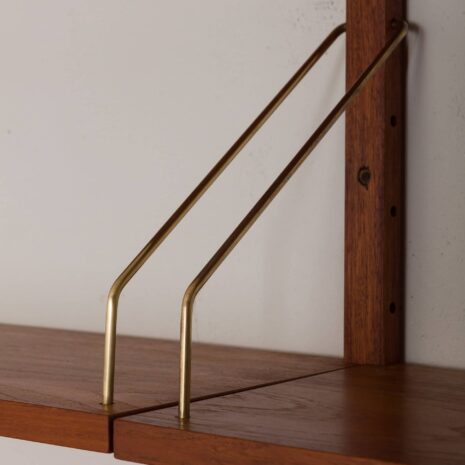 2049 Preben Sorensen Szafka wisząca z drewna tekowego z biurkiem i dwiema szafkami-4 Preben Sorensen Regał z drewna tekowego z biurkiem i dwiema szafkami w skali