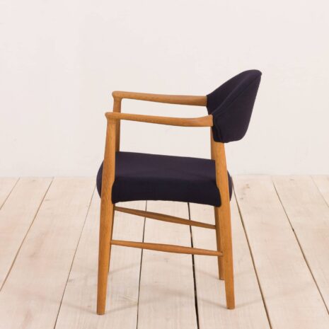 2072 Erik Kierkegaard oak chair in dark blue wool-3 Erik Kierkegaard oak chair in dark blue wool scaled