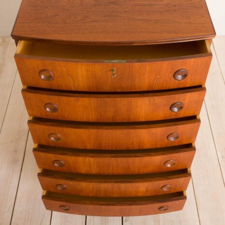 2141 Komoda z drewna tekowego z zakrzywionym frontem w stylu Kai Kristiansen-11 Teak chest of drawers with curved front in Kai Kristiansen style scaled