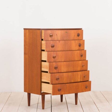 2141 Komoda z drewna tekowego z zakrzywionym frontem w stylu Kai Kristiansen-4 Teak chest of drawers with curved front in Kai Kristiansen style scaled