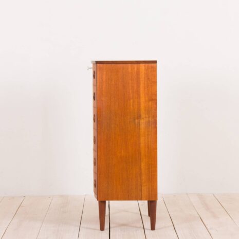 2141 Komoda z drewna tekowego z zakrzywionym frontem w stylu Kai Kristiansen-5 Teak chest of drawers with curved front in Kai Kristiansen style scaled