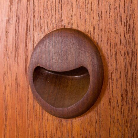 2141 Komoda z drewna tekowego z zakrzywionym frontem w stylu Kai Kristiansen-7 Teak chest of drawers with curved front in Kai Kristiansen style scaled