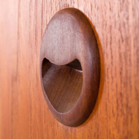 2141 Komoda z drewna tekowego z zakrzywionym frontem w stylu Kai Kristiansen-8 Teak chest of drawers with curved front in Kai Kristiansen style scaled