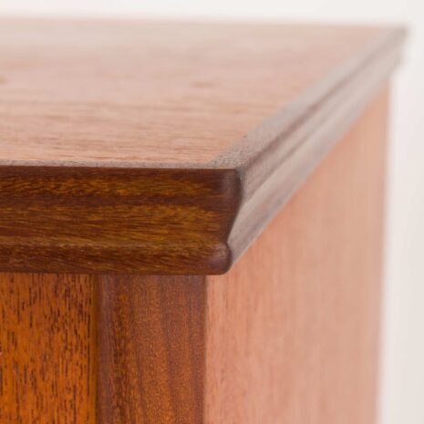 2141 Komoda z drewna tekowego z zakrzywionym frontem w stylu Kai Kristiansen-9 Teak chest of drawers with curved front in Kai Kristiansen style scaled