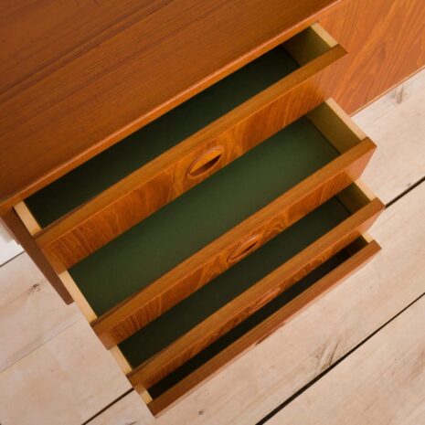 2172 3 bay teak wall unit by Hansen and Guldborg with bar cabinet and chest of drawers-11 Wandschrank aus Teakholz von Hansen und Guldborg mit Barschrank und Kommode, maßstabsgetreu