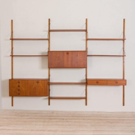 2172 3 bay teak wall unit by Hansen and Guldborg with bar cabinet and chest of drawers-3 Wandschrank aus Teakholz von Hansen und Guldborg mit Barschrank und Kommode, maßstabsgetreu