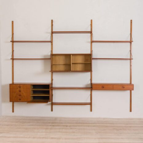 2172 3 bay teak wall unit by Hansen and Guldborg with bar cabinet and chest of drawers-4 Wandschrank aus Teakholz von Hansen und Guldborg mit Barschrank und Kommode, maßstabsgetreu