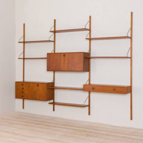 2172 3 bay teak wall unit by Hansen and Guldborg with bar cabinet and chest of drawers-6 Wandschrank aus Teakholz von Hansen und Guldborg mit Barschrank und Kommode, maßstabsgetreu